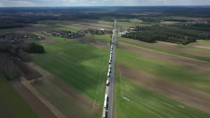 Coloană de camioane întinsă pe 80 km la graniţa dintre Polonia şi Belarus, înainte de intrarea în vigoare a sancţiunilor impuse de UE