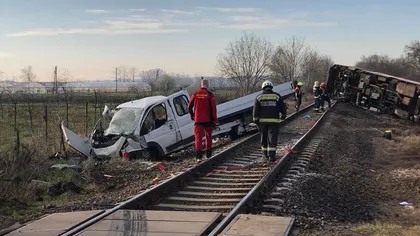 Accident înfiorător în Ungaria. Cinci morţi şi cel puţin 10 răniţi după ce un tren a lovit o camionetă
