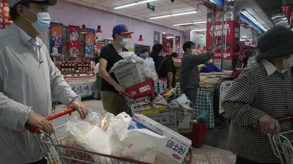 Cozile disperării la Beijing, oamenii se calcă în picioare pentru ultimele cumpărături, înainte de a fi închişi în case, în 