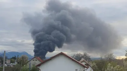Incendiu puternic în Braşov! Piaţă cu haine, cuprinsă de flăcări uriaşe VIDEO