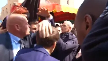 Emmanuel Macron, atacat cu roşii la prima ieşirea după câştigarea unui nou mandat de preşedinte al Franţei
