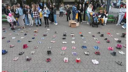 Marş pentru Ucraina în Bucureşti. Oamenii au pus pe jos perechi de încălţăminte în memoria copiilor uciși în război