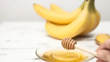 Amestecă o banană cu o lingură de miere de albine. Trucul pe care orice româncă trebuie să îl folosească vara