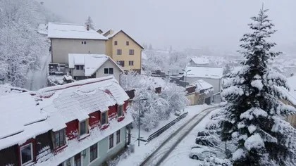 Peisaj de iarnă în România înainte de Paşte. Ninge în toată regula la munte