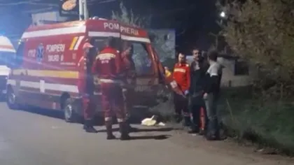 SMURD-ul, lovit de tren. O ambulanţă ce mergea la o pacientă a fost lovită pe calea ferată, medicul şi paramedicul sunt în spital, femeia care aştepta salvarea a murit