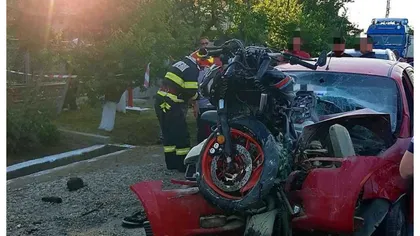 Accident grav în Giurgiu. O motocicletă a rămas blocată în capota şi parbrizul unui autoturism