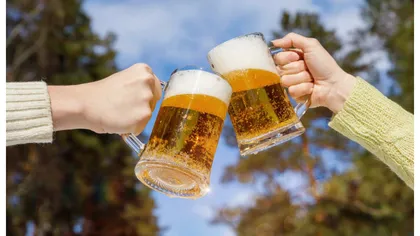 De ce e bine să bei berea din pahar şi nu din sticlă. Avertismentul specialiştilor