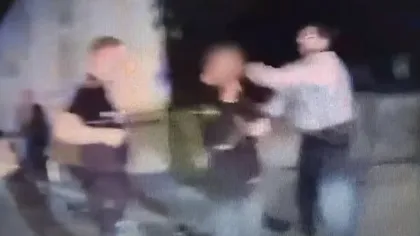 Abuz grav al Poliției. Copil încătușat și bătut de un agent. Incidentul, filmat chiar de polițiști (VIDEO)