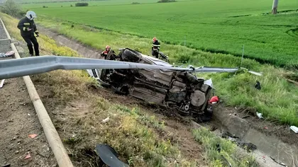 Accident grav pe Autostrada Soarelui. O maşină în care se aflau şi doi copii s-a răsturnat pe câmp