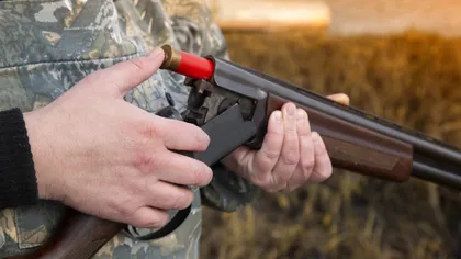 Un adolescent de 17 ani s-a împuşcat cu o armă de vânătoare a tatălui său