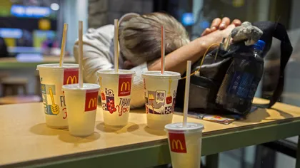 Britanicii au ajuns la disperare din cauza facturilor. Se refugiază ore în şir la McDonald's, unde se spală, se uită la tv şi folosesc wi-fi gratuit