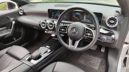 Mercedes intră într-o nouă eră. De anul viitor renunţă să mai producă maşini cu cutii de viteze manuale