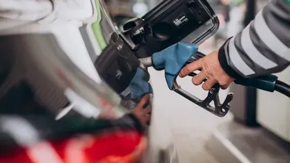 Șoferii români merg la benzinării din Ungaria să facă plinul. Motorina e cu trei lei mai puțin ca la noi