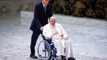 Îngrijorare în lumea creştină. Papa Francisc a apărut joi în public într-un scaun cu rotile FOTO