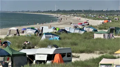 Fără corturi pe plajele de la Corbu și Vadu! Amenzile au crescut, între 3.000 și 6.000 de lei pentru cine mai campează acolo