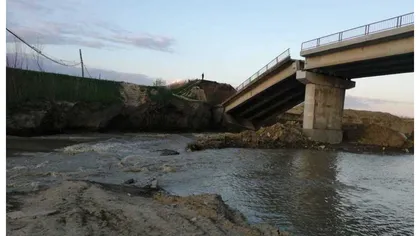 Podul peste râul Putna s-a rupt în două. Preşedintele CJ Vrancea: 