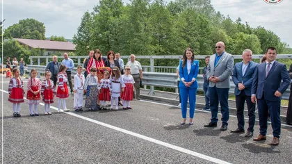 Podul de la Mihăieşti, inaugurat de primăriţă cu sobor de preoţi şi copii în haine populare: 