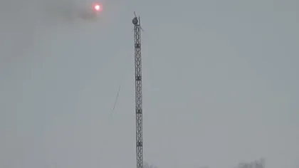 Scene de Cascadorii Râsului. Separatiştii pro-ruşi din Ucraina au tras o rachetă spre un turn de comunicaţii, dar au ratat ţinta şi firul rachetei s-a prins în cabluri VIDEO