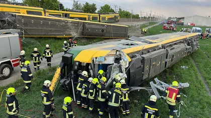 Grav accident feroviar, lângă Viena. Un tren cu navetişti a deraiat, sunt morţi şi răniţi