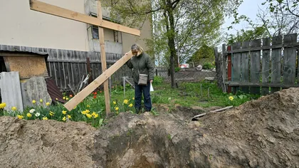 O ucraineancă a îngropat puţinele rămăşiţe ale soţului său într-o cutie, după ce soldaţii ruşi îi folosiseră trupul neînsufleţit pentru a întinde o capcană
