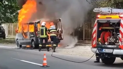 VIDEO Un microbuz a luat foc în mers, pasagerii au sărit când flăcările le-au ajuns la picioare