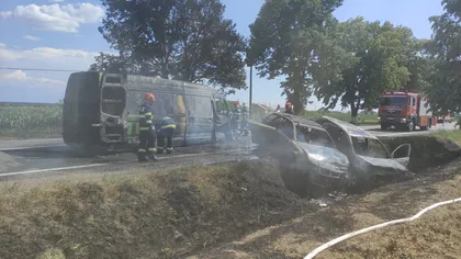 Accident extrem de grav. Un microbuz şi două maşini s-au ciocnit şi au luat foc VIDEO + GALERIE FOTO