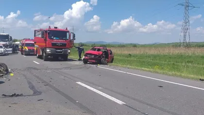 Accident cumplit în Cluj. Două maşini s-au ciocnit frontal, o persoană fiind încarcerată VIDEO