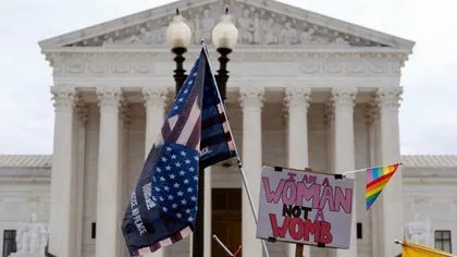 Curtea Supremă a dat undă verde interzicerii avorturilor în SUA. America e în stare de şoc, ţara a fost aruncată cu 50 de ani în urmă