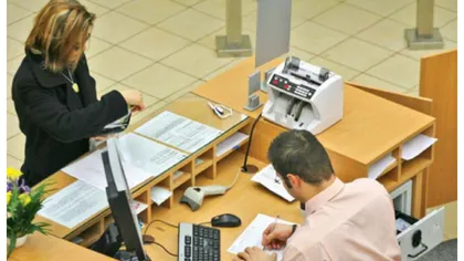 Băncile şi supermarketurile din România renunţă la angajaţi şi îşi pun clienţii la treabă