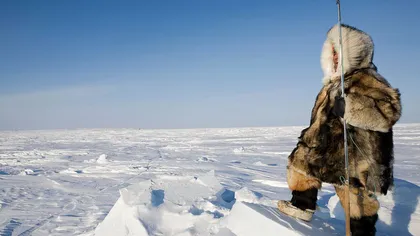 Cum sunt îngropaţi eschimoşii la Polul Nord? Nu există cimitire şi nici nu li se sapă gropi în gheaţă! Sigur nu ţi-ai pus întrebarea asta niciodată, dar răspunsul te va surprinde total