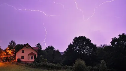 Alertă meteo de fenomene severe. Cod galben de furtuni violente în jumătate de ţară. Disconfort termic ridicat în Bucureşti