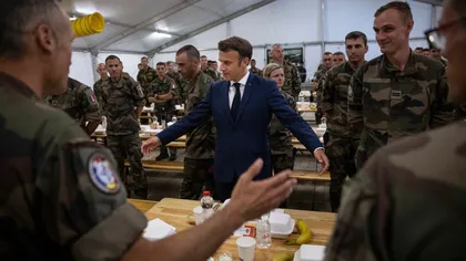 Detalii despre vizita lui Macron în România. A mâncat sarmale şi papanaşi cu soldaţii şi a dormit în cort