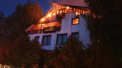 Incendiu la o fabrică de mobilă din Prahova. Intervenţia a fost dificilă din cauza materialelor combustibile şi a suprafeţei mari GALERIE FOTO