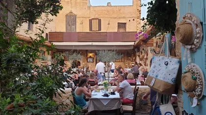 De necrezut cât a putut să plătească un turist în Grecia pe două cafele la restaurant. Taxe de noaptea minții în destinația preferată a românilor!