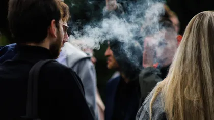 Atenţie, fumători! Medicii avertizează despre riscuri suplimentare dacă expiraţi fumul de ţigară pe nas