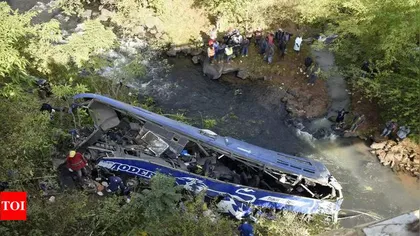 Tragedie petrecută în Kenya: 33 de morţi după ce un autobuz s-a prăbușit de pe un pod