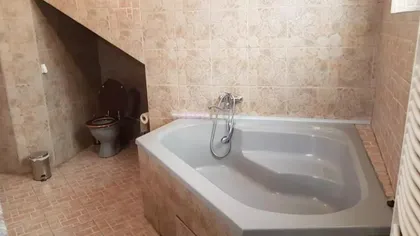Aniversare de coșmar pentru o tânără care a închiriat un apartament prin Airbnb. Ce a găsit în baie
