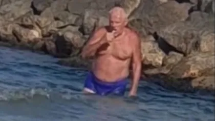 Imagini uluitoare, surprinse la Constanţa! Un bărbat s-a spălat pe dinţi în apa mării. 