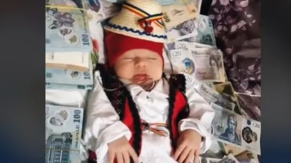 VIDEO colosal: Un bebeluș de etnie romă a fost botezat pe un pat de bani și cu un lanț de aur la gât. Imaginile care au scandalizat internetul
