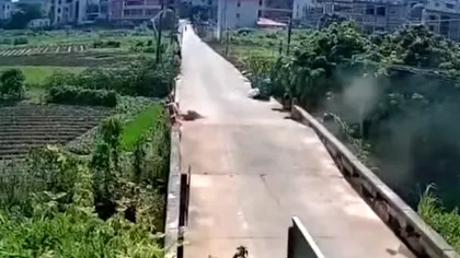 VIDEO Momentul în care un pod se rupe din cauza căldurii, în China. Canicula face ravagii, alimentarea cu energie a fost întreruptă în multe zone