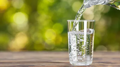 Consumă apă dacă vrei să slăbeşti. Câţi litri trebuie să bei pentru a te ajuta în dietă