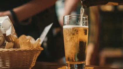 De ce e bine să torni berea în pahar cu spumă. Ce se întâmplă în stomac dacă băutura nu are spumă (VIDEO)