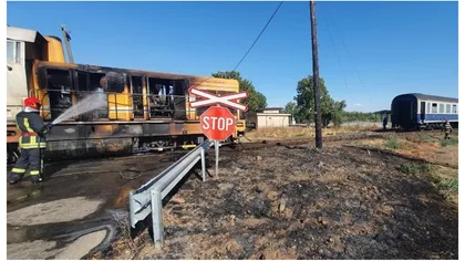 Un tren plin cu pasageri a luat foc în mers. Mecanicul a suferit arsuri grave