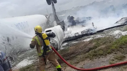 Avion răsturnat pe pistă, la aterizare. În ciuda imaginilor dramatice cu epava, toţi pasagerii au scăpat miraculos cu viaţă VIDEO