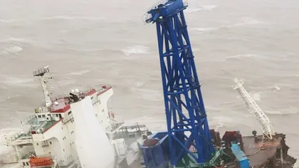 Taifunul Chaba face prăpăd pe mare. Zeci de oameni, daţi dispăruţi după ce o navă s-a rupt în două şi s-a scufundat. Imagini dramatice VIDEO