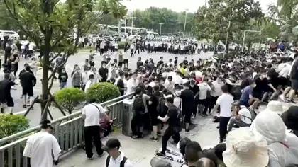 Manifestaţie violentă în China. Oamenii s-au revoltat după ce banii le-au fost blocaţi în bănci încă din aprilie VIDEO