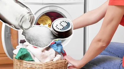 Lasă hainele în apă cu sare înainte a le pune în maşina de spălat. Trucul genial pe care ar trebui să îl știe toate gospodinele