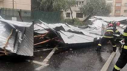 Furtună violentă în Vrancea, un acoperiş a căzut pe maşini VIDEO