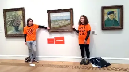 S-au lipit cu adeziv de o capodoperă de-a lui Van Gogh, îngroziţi de criza climatică. Protest extrem al activiştilor la muzeu, împotriva extracţiei de petrol VIDEO