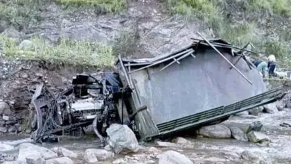 Accident grav în Pakistan: un camion s-a prăbuşit 150 m în gol, 9 pasageri au murit pe loc. Carambol cu 15 morţi şi în Rusia